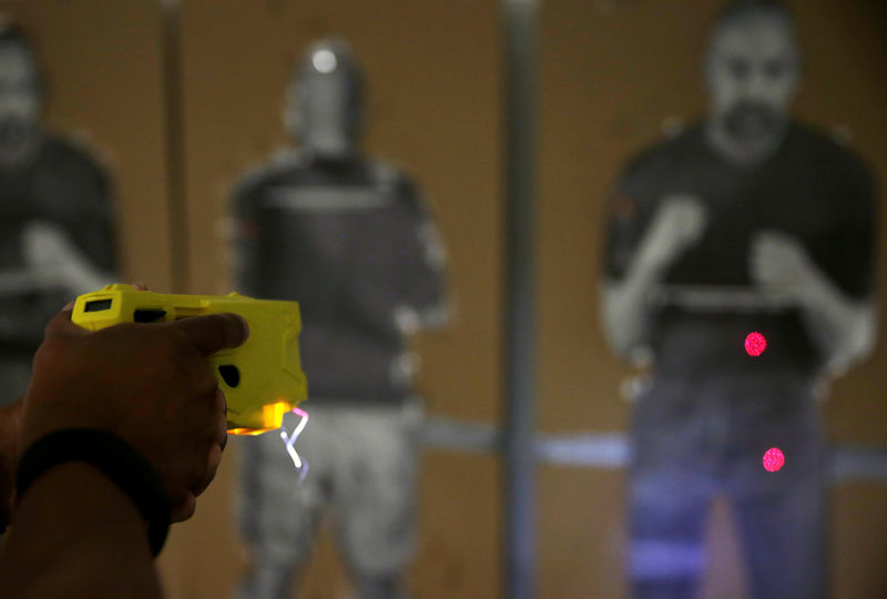 © Reuters. Montgomery County police officer/instructor Dickerson fires an X2 taser during demonstration for Reuters in Maryland