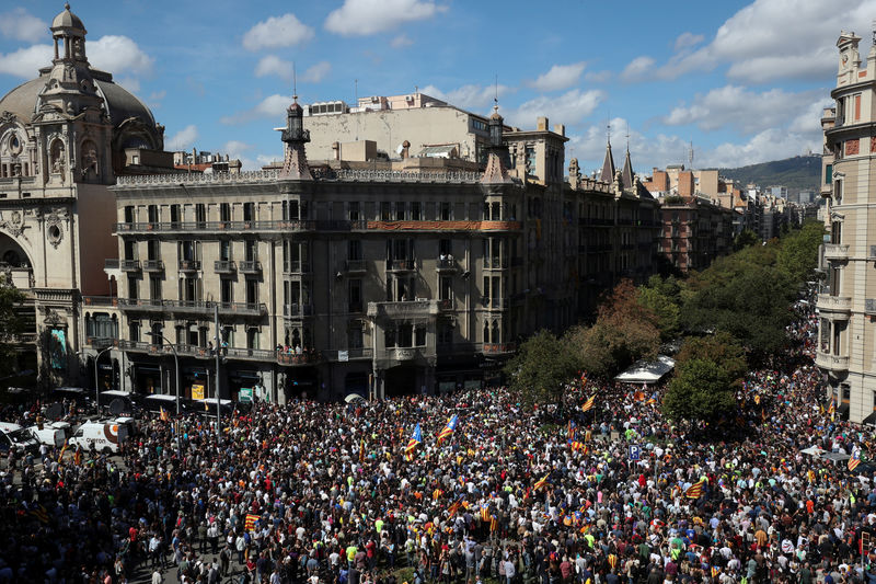 © Reuters. Manifestantes se reúnem em frente ao prédio do Ministério de Economia da Catalunha, depois que a polícia espanhola prendeu diversas autoridades catalãs, em Barcelona