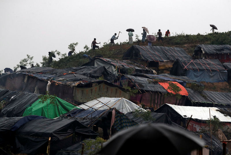 © Reuters. Rohingya refugees clear a hillside to set up shelters in Cox's Bazar, Bangladesh