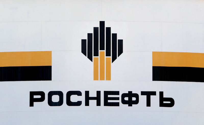 © Reuters. FILE PHOTO:The logo of Russia's Rosneft oil company is pictured at the central processing facility of the Rosneft-owned Priobskoye oil field outside the West Siberian city of Nefteyugansk