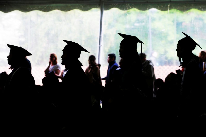 © Reuters. Graduating seniors line up to receive their diplomas during Commencement at Wellesley College in Wellesley