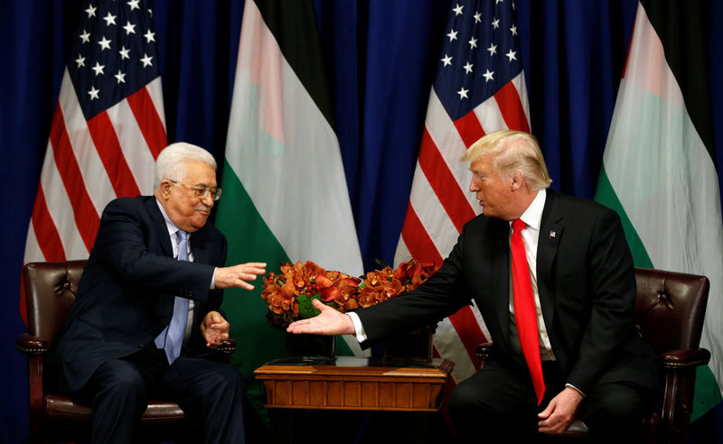© Reuters. عباس يقول السلام بالشرق الأوسط أقرب في ظل مشاركة ترامب