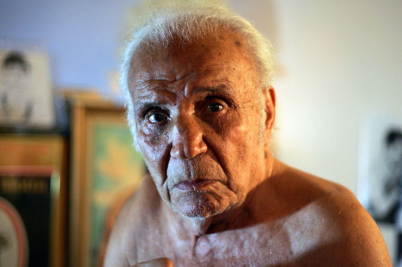 © Reuters. FILE PHOTO:    Former middleweight boxing champion Jake LaMotta poses in New York