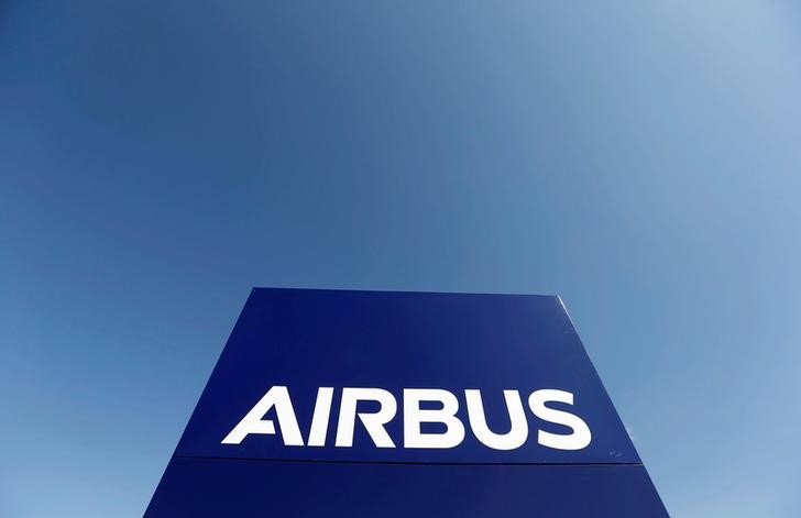 © Reuters. The logo of Airbus Group is seen on the company's headquarters building in Toulouse, Southwestern France