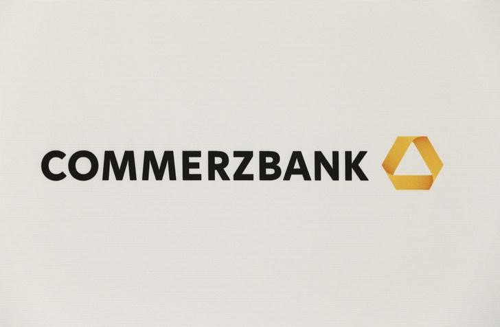 © Reuters. Логотип Commerzbank на пресс-конференции во Франкфурте-на-Майне