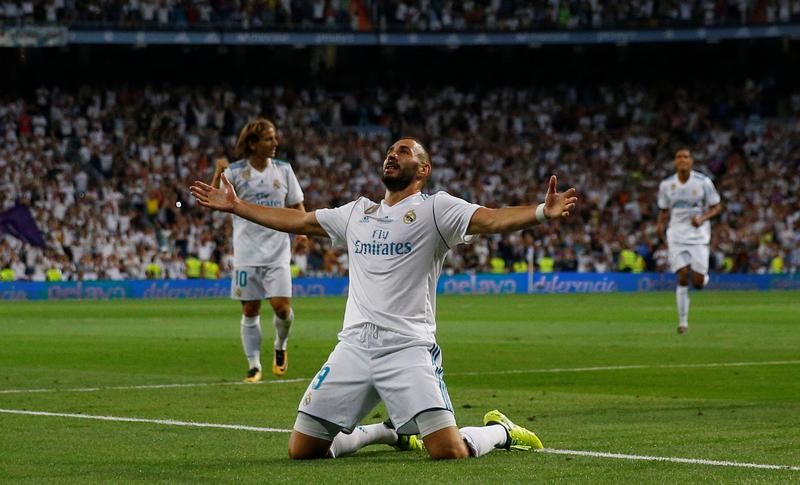 © Reuters. Benzema renueva con el Madrid con una cláusula de 1.000 mln de euros -medios