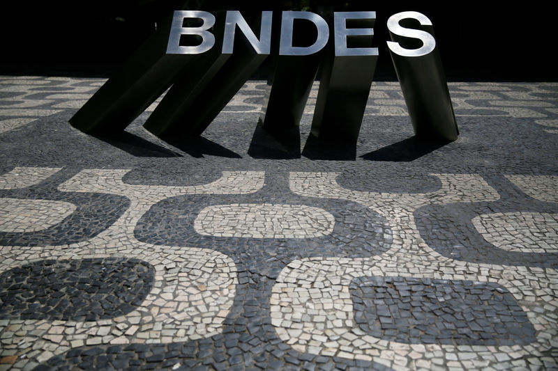 © Reuters. The logo of Brazil's development bank BNDES is pictured outside of the building in Rio de Janeiro