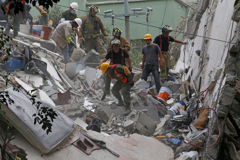 © Reuters. Soldados e trabalhadores de resgate fazem buscas em edifício que desmoronou na Cidade do México