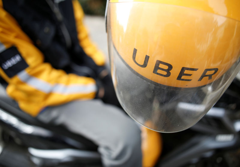 © Reuters. Motorista de motocicleta do Uber em Jacarta, Indonésia