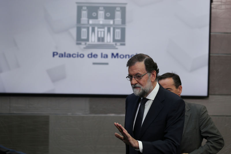 © Reuters. Rajoy pide a los líderes independentistas catalanes que abandonen el plan de referéndum