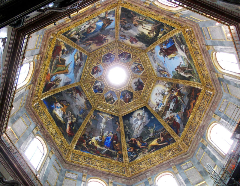 © Reuters. FILE PHOTO: A view shows the ceiling of the Chapel of the Princes, part of the Medici Chapels at the Basilica of San Lorenzo in Florence