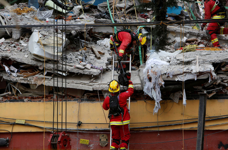 © Reuters. Equipe de resgate faz buscas em edifício que desmoronou na Cidade do México