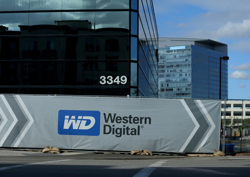 © Reuters. FILE PHOTO - A Western Digital office building is shown in Irvine, California