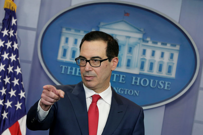 © Reuters. U.S. Treasury Secretary Mnuchin gestures during a news briefing at the White House in Washington
