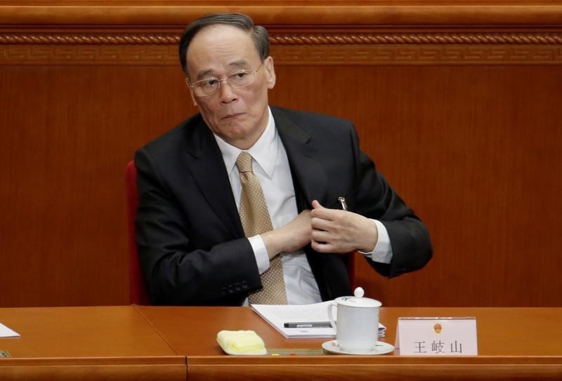 © Reuters. FILE PHOTO: China's Politburo Standing Committee member Wang Qishan, the head of China's anti-corruption watchdog, attends the opening session of the NPC in Beijing