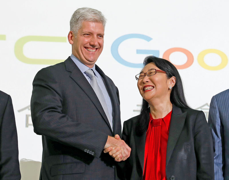 © Reuters. Google hardware executive Rick Osterloh (2n-L) shakes hand with HTC CEO Cher Wang during a news conference to announce Google to acquire HTC's Pixel smartphone division, in Taipei
