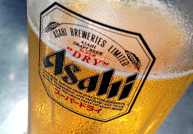 © Reuters. Condensation collects on a glass of Asahi beer at a bar in Singapore