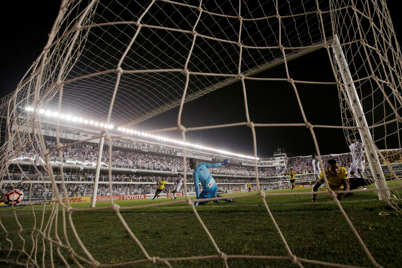 © Reuters. الشرطة تحتجز جماهير سانتوس داخل الملعب بعد مواجهات