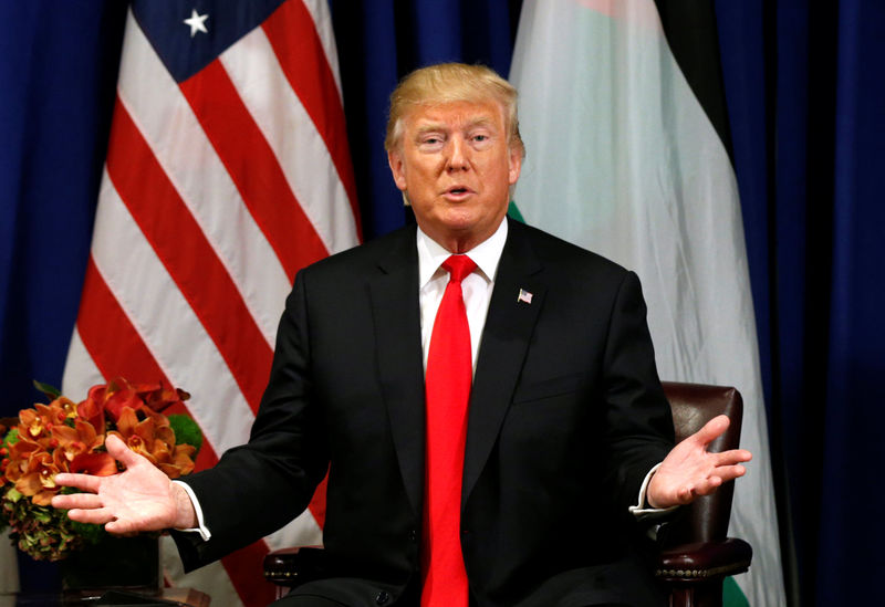 © Reuters. Trump meets with the Palestinian President Abbas in New York