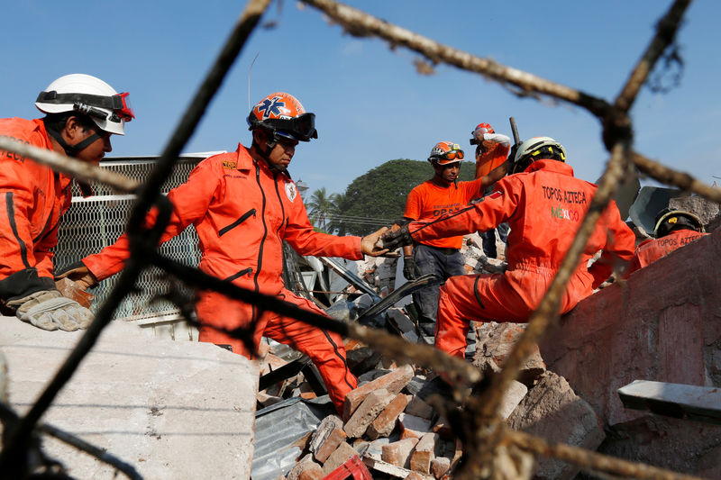 © Reuters. Rescatistas remueven escombros tras el sismo de principios de septiembre en la localidad mexicana de Juchitán