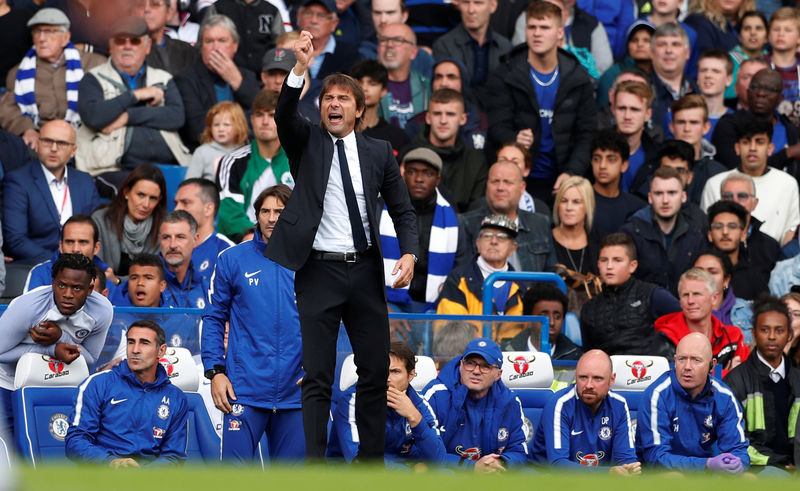 © Reuters. Imagen de archivo del entrenador del Chelsea, Antonio Conte, en un encuentro frente al Arsenal por la Liga Premier del fútbol inglés en Londres