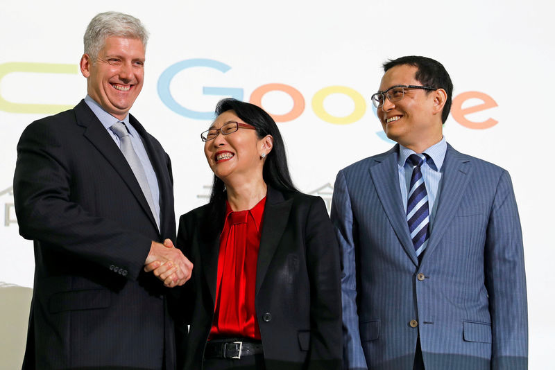 © Reuters. Google hardware executive Rick Osterloh shakes hand with HTC CEO Cher Wang during a news conference to announce Google to acquire HTC's Pixel smartphone division, in Taipei