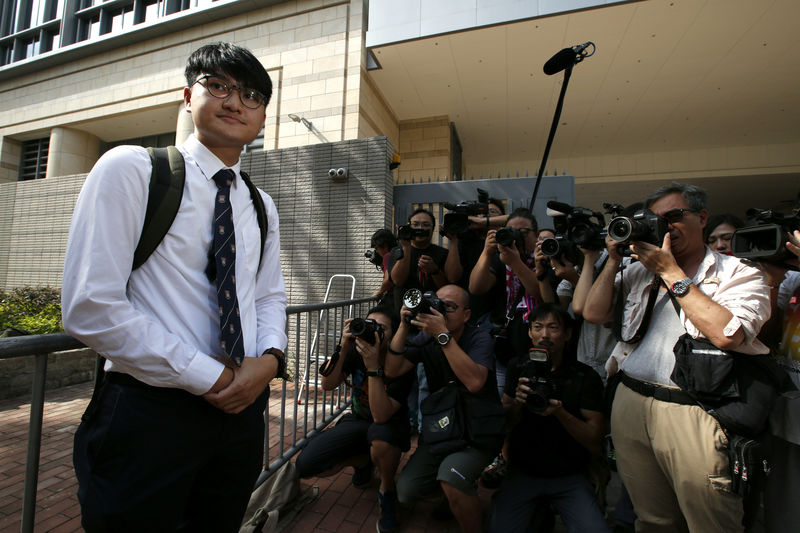 © Reuters. Former University of Hong Kong student leader Billy Fung poses outisde a court in Hong Kong