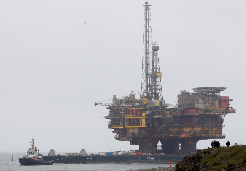© Reuters. Shell's Brent Delta oil platform is towed into Hartlepool