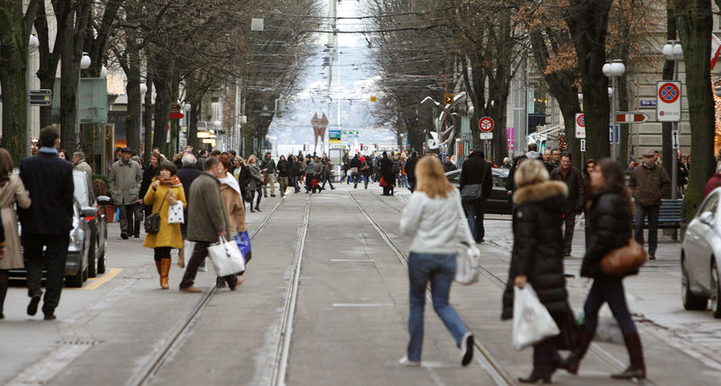 © Reuters. FILE PHOTO: People walk on Zurich's main shopping street Bahnhofstrasse December 20, 2008.