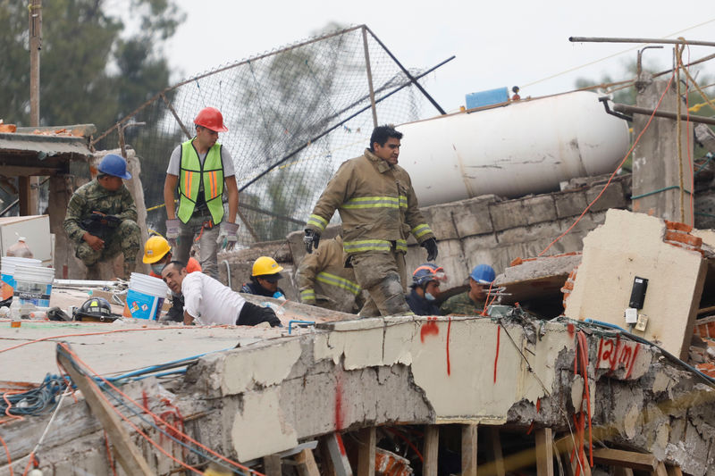 © Reuters. Equipes de resgate buscam por estudantes soterrados em escola Enrique Rebsamen, após terremoto, na Cidade do México