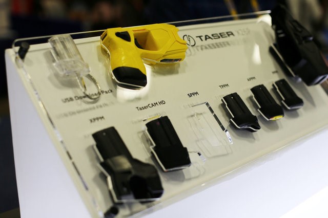 © Reuters. An X26P Taser gun is shown on display at the Taser booth during the International Association of Chiefs of Police conference in San Diego