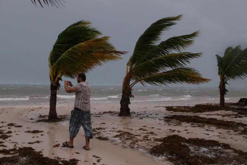 © Reuters. Homem fotografa ondas antes da chegada do furacão Maria em Punta Cana, na República Dominicana