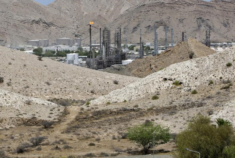 © Reuters. مصادر: علاوة خام عمان تحميل نوفمبر ترتفع لأعلى مستوى في 15 شهرا