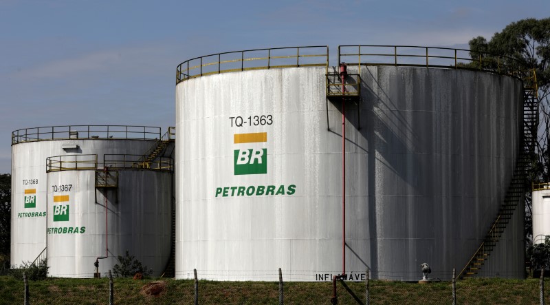 © Reuters. Tanque da Petrobras é visto em refinaria em Paulínia, Brasil