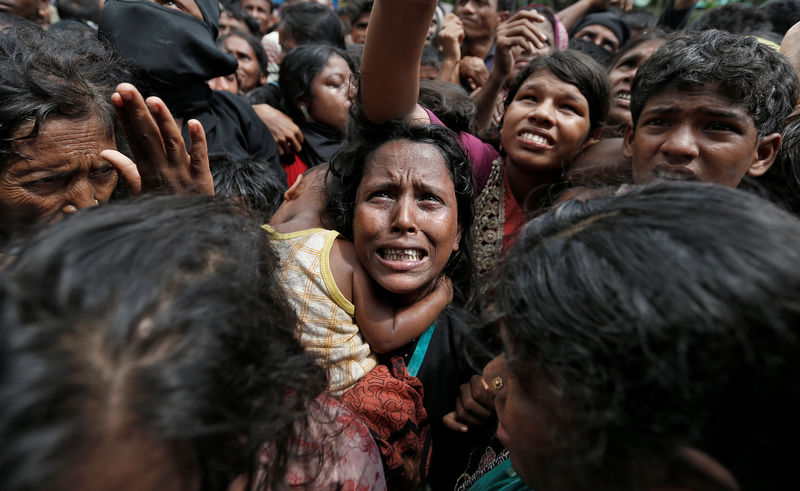 © Reuters. Mulher reage enquanto refugiados rohingya recebem ajuda humanitária em Cox's Bazar, Bangladesh