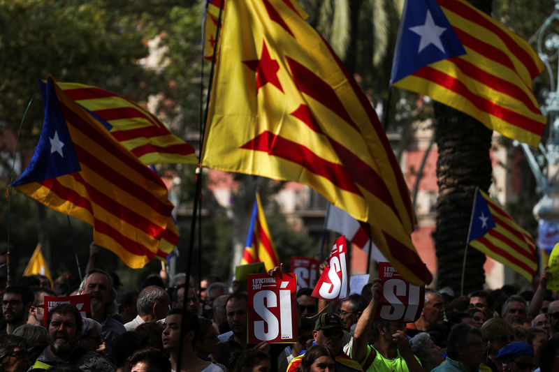 © Reuters. Miles de personas piden ante el tribunal la liberación de los detenidos en Cataluña