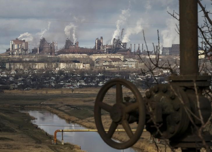 © Reuters. Дым поднимается из труб завода в Мариуполе