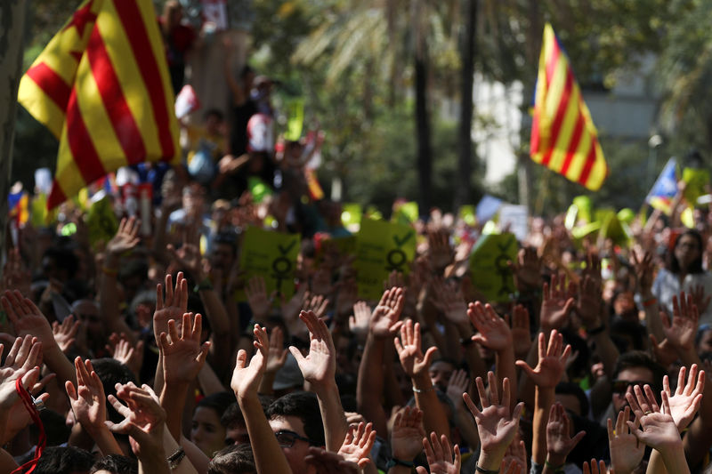 © Reuters. El Constitucional multa a cargos catalanes y miembros de la junta electoral por el 1-O