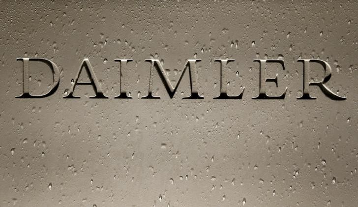 © Reuters. Daimler AG sign with raindrops is pictured before company's annual news conference in Stuttgart