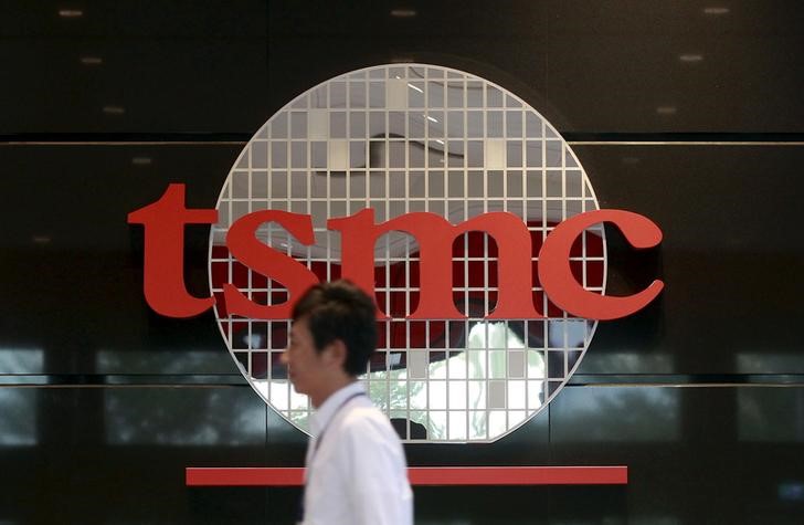 © Reuters. Funcionário passa em frente ao logo da TSMC na sede da empresa em Hsinchu, Taiwan