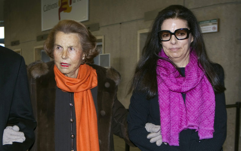 © Reuters. Liliane Bettencourt, herdeira da L'Oréal, ao lado d filha Françoise Bettencourt Meyers, em Paris