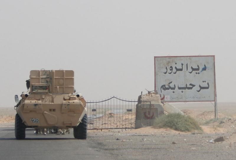 © Reuters. الجيش السوري يقاتل الدولة الإسلامية في دير الزور بالقرب من قوات تدعمها أمريكا