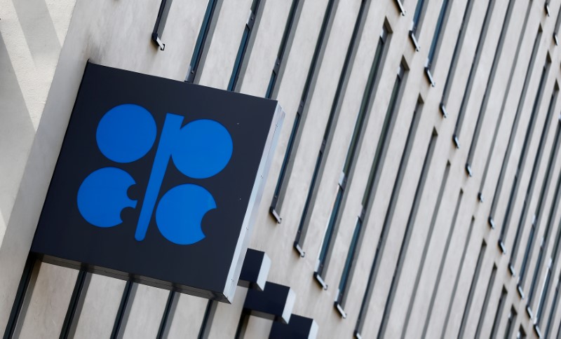 © Reuters. لجنة من أوبك ومنتجين مستقلين تناقش تمديد اتفاق خفض إنتاج النفط