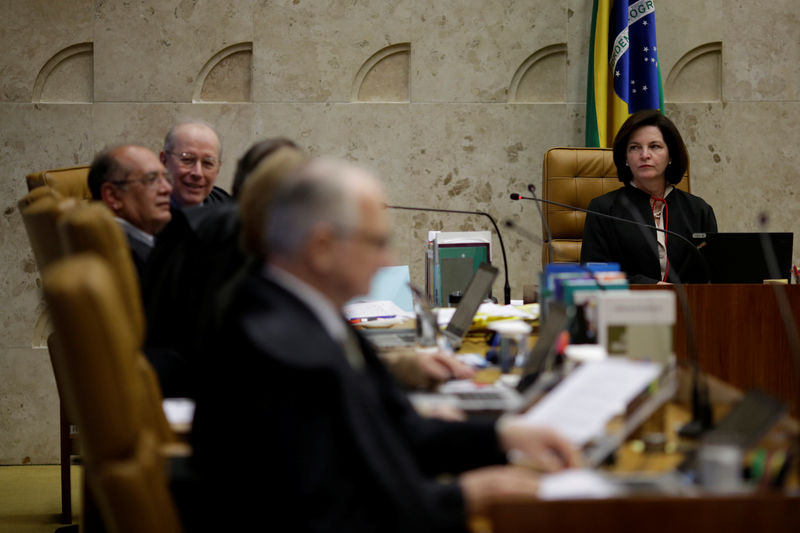 © Reuters. Procuradora Geral da República, Raquel Dodge (R) e ministros do Supremo Tribunal Federal durante sessão para decidir destino de segunda acusação contra presidente Michel Temer, em Brasília