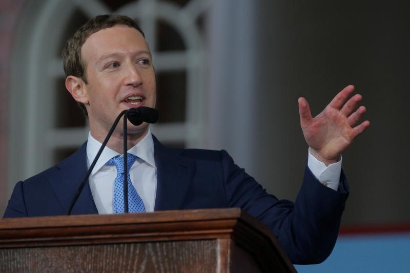 © Reuters. FILE PHOTO: Facebook founder Mark Zuckerberg speaks during the Alumni Exercises following the 366th Commencement Exercises at Harvard University in Cambridge