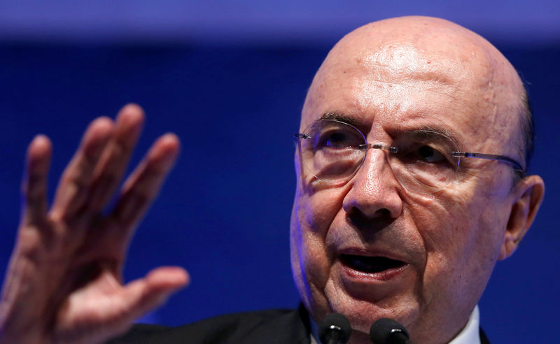 © Reuters. FILE PHOTO: Brazilian Finance Minister Meirelles gestures during a meeting with businessmen in Sao Paulo