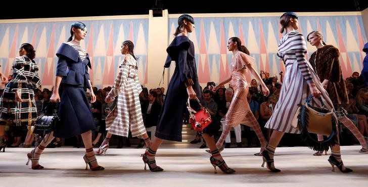 © Reuters. Modelos desfilam coleção Fendi em Milão