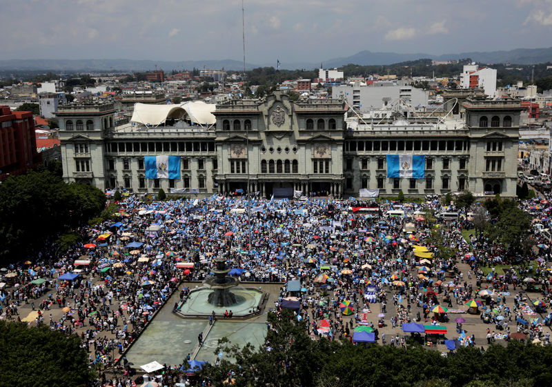 © Reuters. Anti-government protesters participate in a march in Guatemala City