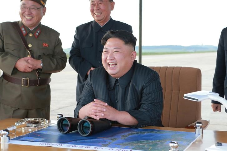 © Reuters. Líder norte-coreano Kim Jong Un comanda lançamento de míssil Hwasong-12