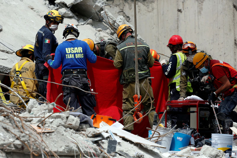 © Reuters. Socorristas retiram corpo de prédio destruído por terremoto na Cidade do México